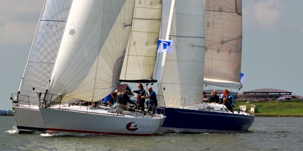 Wedstrijd zeilen voor het eiland Pampus