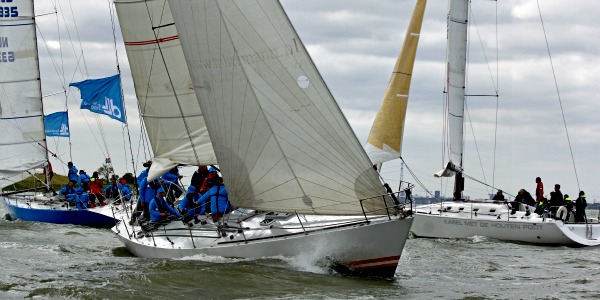 Met een grote groep met meerdere boten zeilen op het IJsselmeer