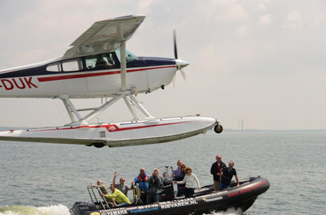 klein watervliegtuig met RIB