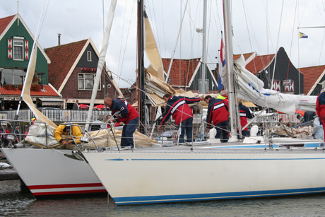 Bedrijfsuitje met zeilwedstrijd en lunch in Volendam