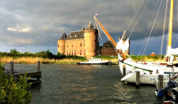 Het Muiderslot is prachtig gelegen aan het water