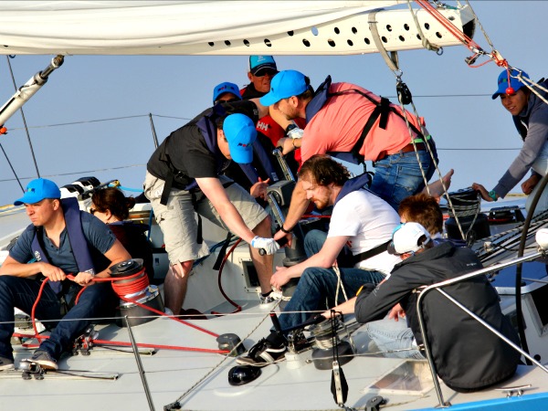 Samen het zeiljacht op koers houden