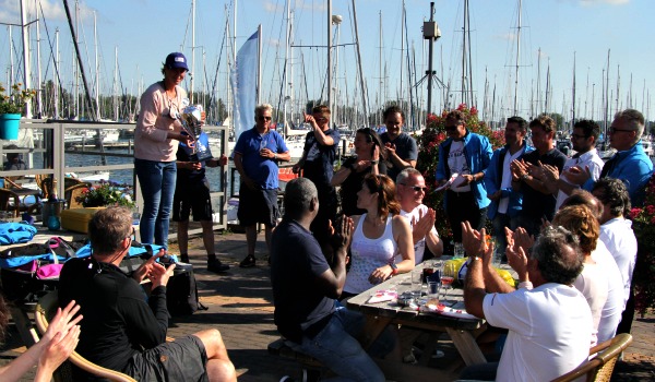 Prijsuitreiking op het terras bij het Harbor House