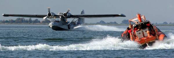 Watervliegtuig en RIB varen Watervliegtuig en RIB varen