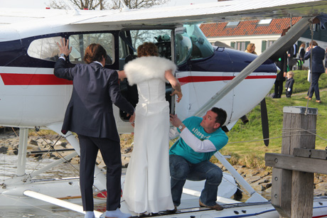 Bruiloftspaar stapt in het watervliegtuig