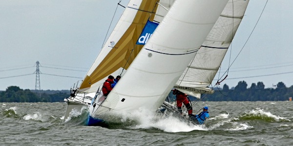 Tegen elkaar Wedstrijdzeilen op het IJsselmeer